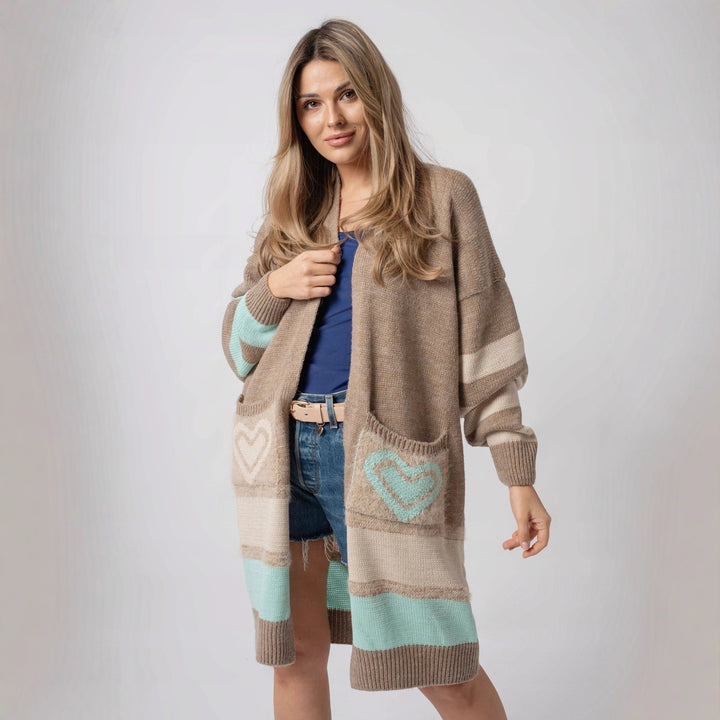 Damer Långärmad Stickad cardigan med hjärtformade fickor och modern färgblockering Mirla-Eva Jonsson