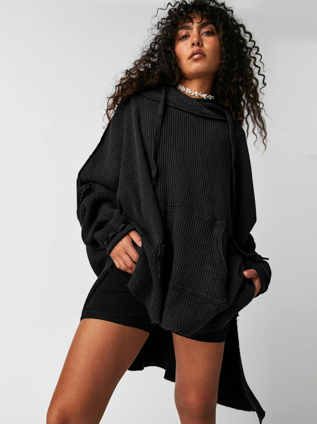 Damer Lätt hoodie med strukturerad design och praktisk känguruficka Mirla-Eva Jonsson