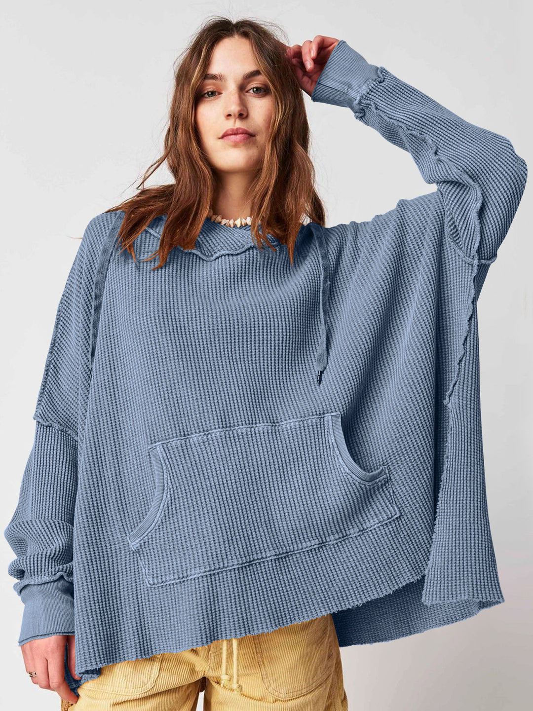 Damer Lätt hoodie med strukturerad design och praktisk känguruficka Mirla-Eva Jonsson