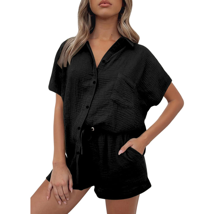 Damer Lätt kortärmad skjorta och shorts set av slitstarkt bomullsmaterial med praktiska fickor och elastisk midja Mirla-Eva Jonsson