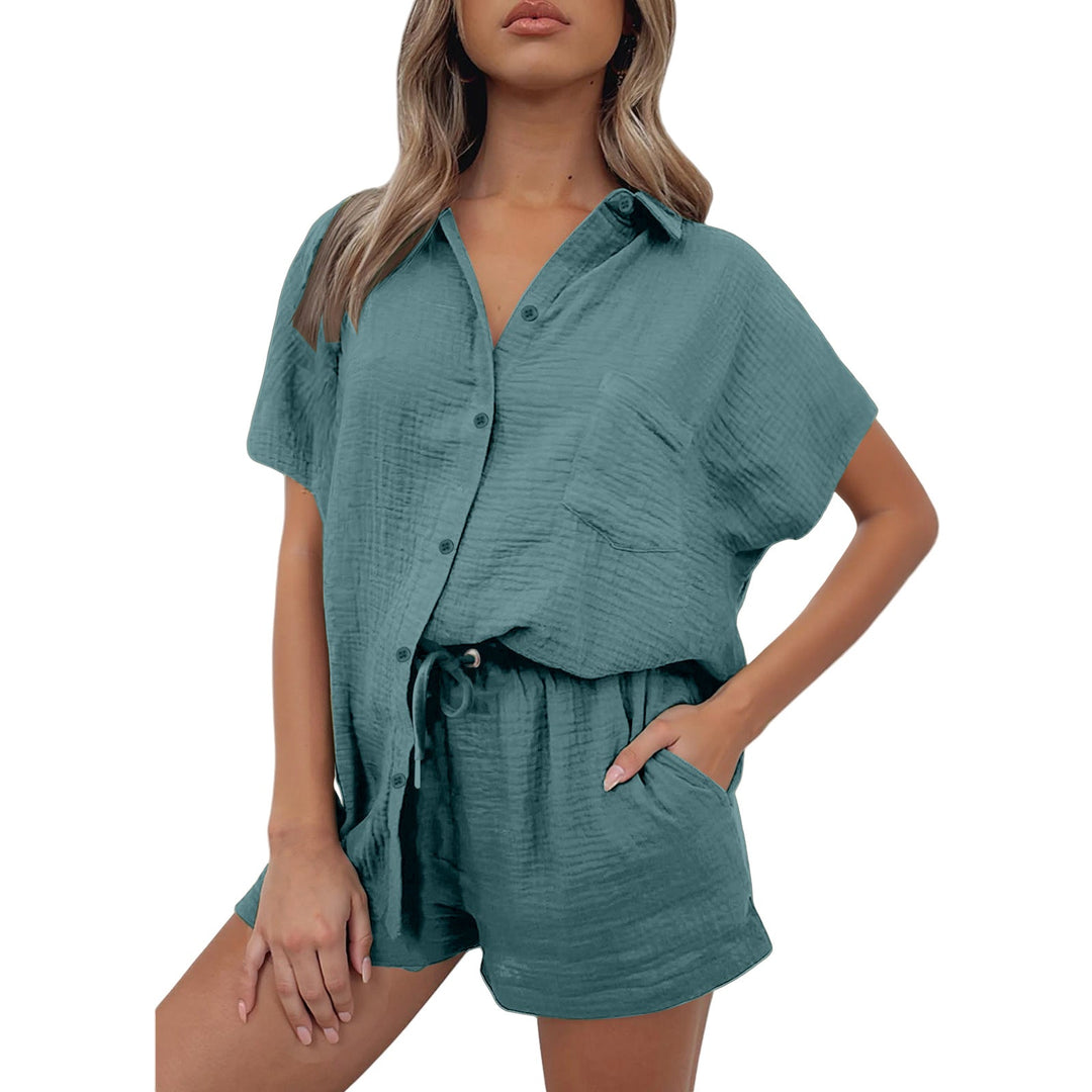 Damer Lätt kortärmad skjorta och shorts set av slitstarkt bomullsmaterial med praktiska fickor och elastisk midja Mirla-Eva Jonsson