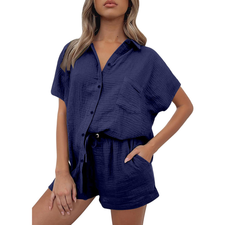 Damer Lätt kortärmad skjorta och shorts set av slitstarkt bomullsmaterial med praktiska fickor och elastisk midja Mirla-Eva Jonsson