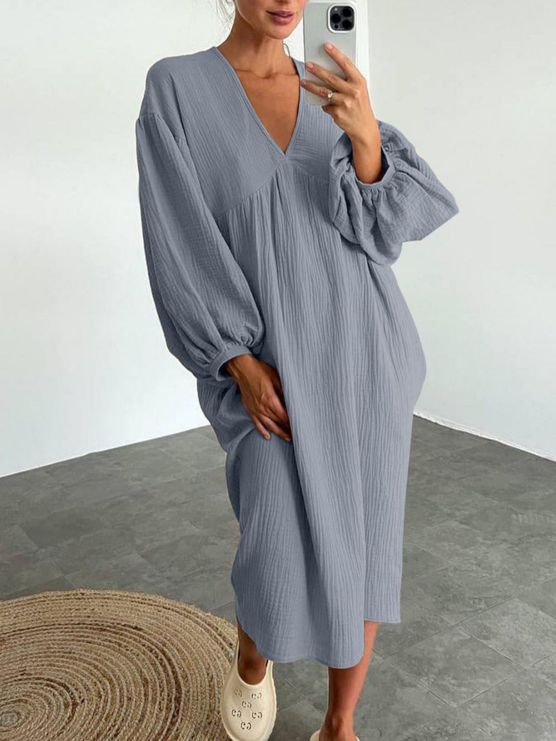 Damer Lätt oversized klänning med voluminösa ärmar och V-ringning Mirla-Eva Jonsson