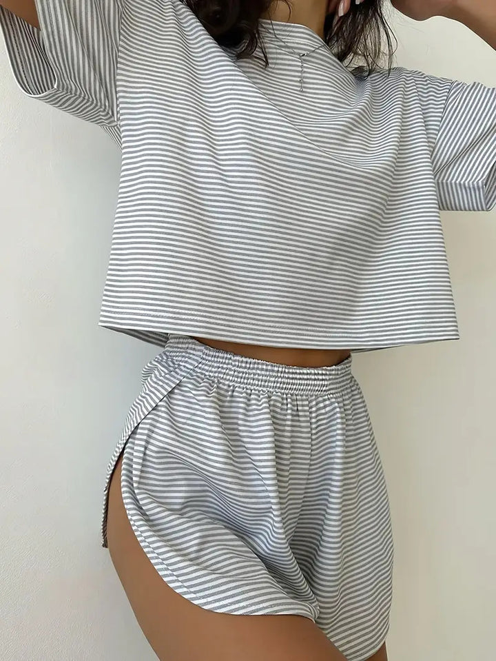 Damer Lätt randigt set med vidare T-shirt och shorts Mirla-Eva Jonsson