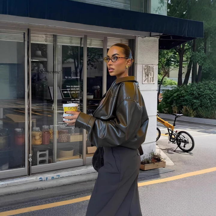 Damer Lättsamm Konstläderjacka med oversized skärning och eleganta detaljer Mirla-Eva Jonsson