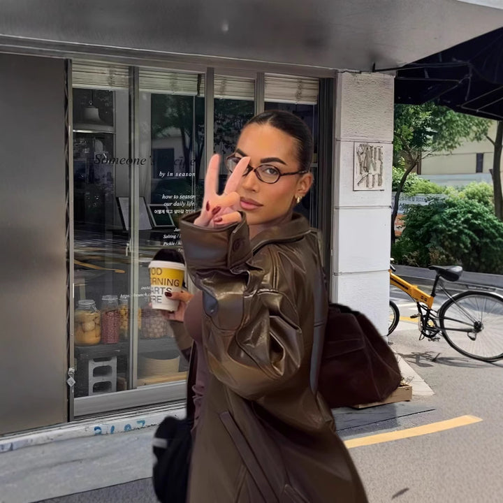 Damer Lättsamm Konstläderjacka med oversized skärning och eleganta detaljer Mirla-Eva Jonsson