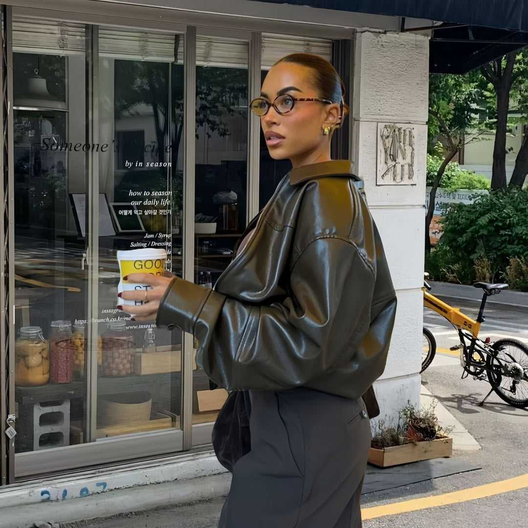 Damer Lättsamm Konstläderjacka med oversized skärning och eleganta detaljer Mirla-Eva Jonsson