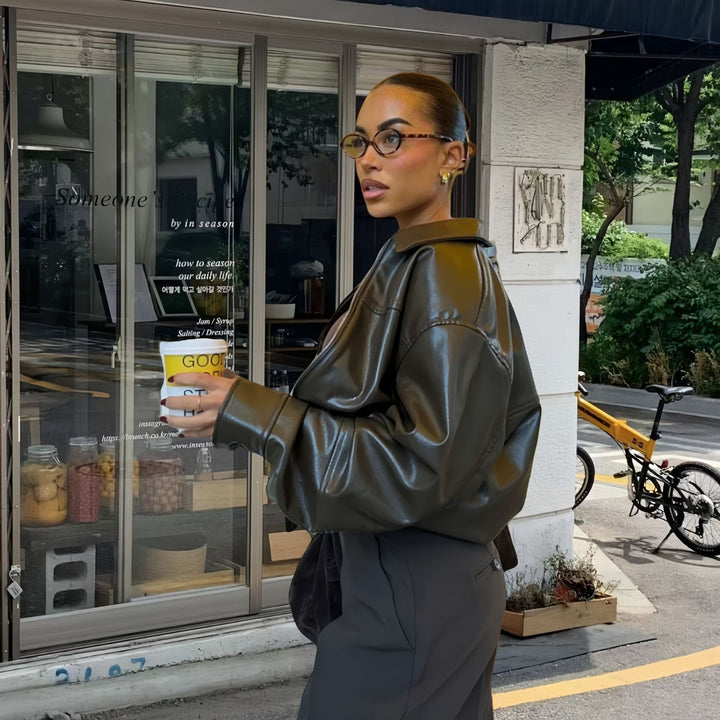 Damer Lättsamm Konstläderjacka med oversized skärning och eleganta detaljer Mirla-Eva Jonsson
