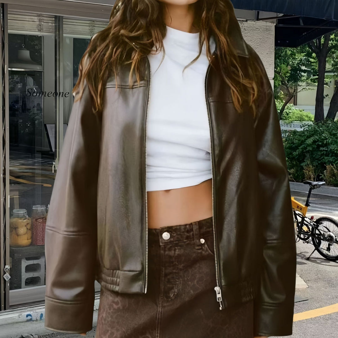 Damer Lättsamm Konstläderjacka med oversized skärning och eleganta detaljer Mirla-Eva Jonsson