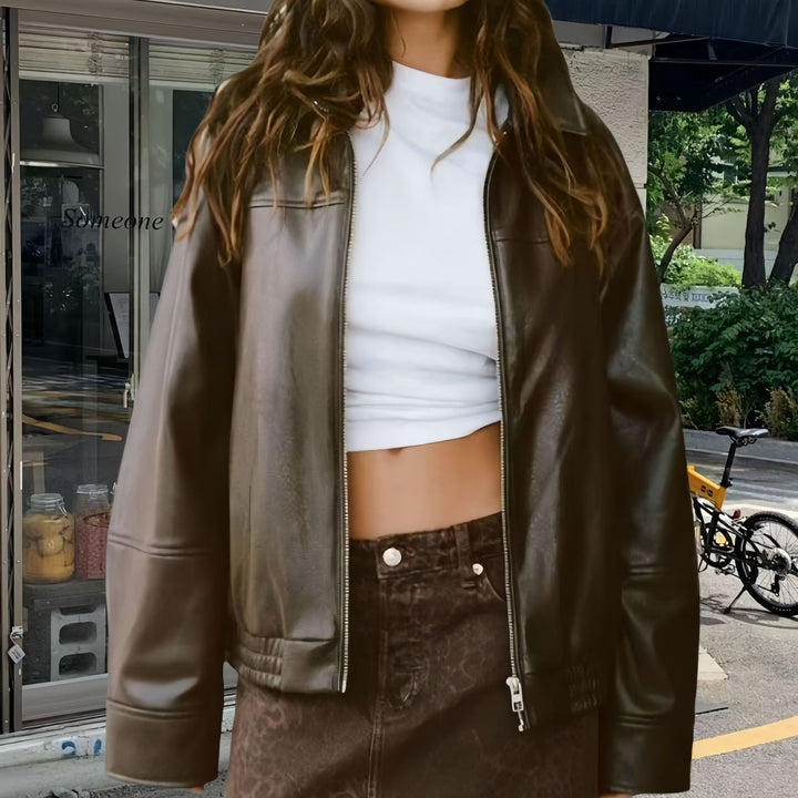 Damer Lättsamm Konstläderjacka med oversized skärning och eleganta detaljer Mirla-Eva Jonsson