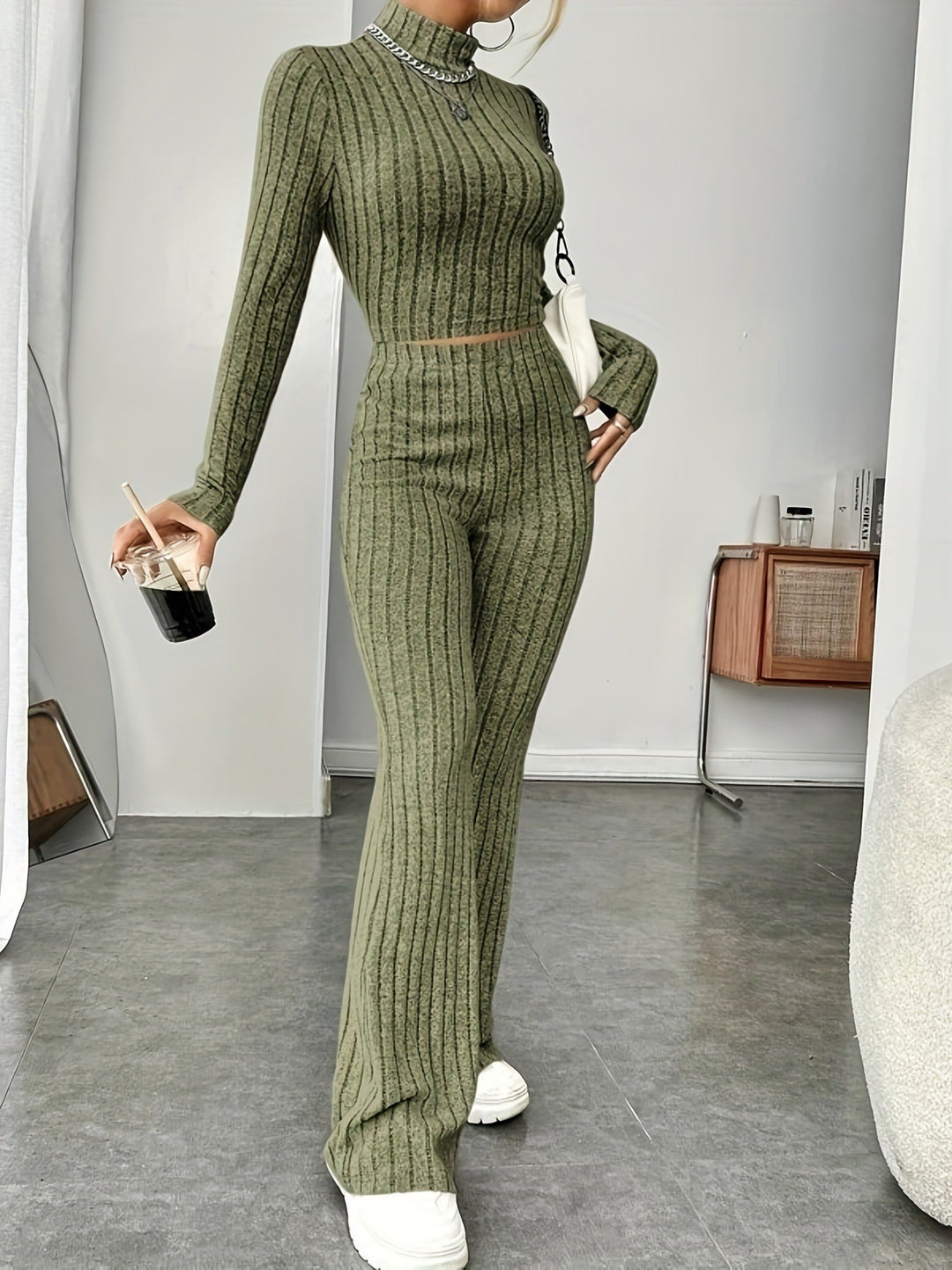 Damer Lättsamt set med crop-top och utsvängda byxor Mirla-Eva Jonsson