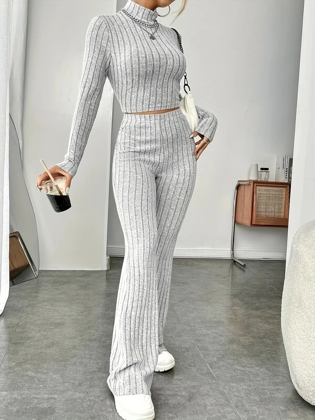 Damer Lättsamt set med crop-top och utsvängda byxor Mirla-Eva Jonsson