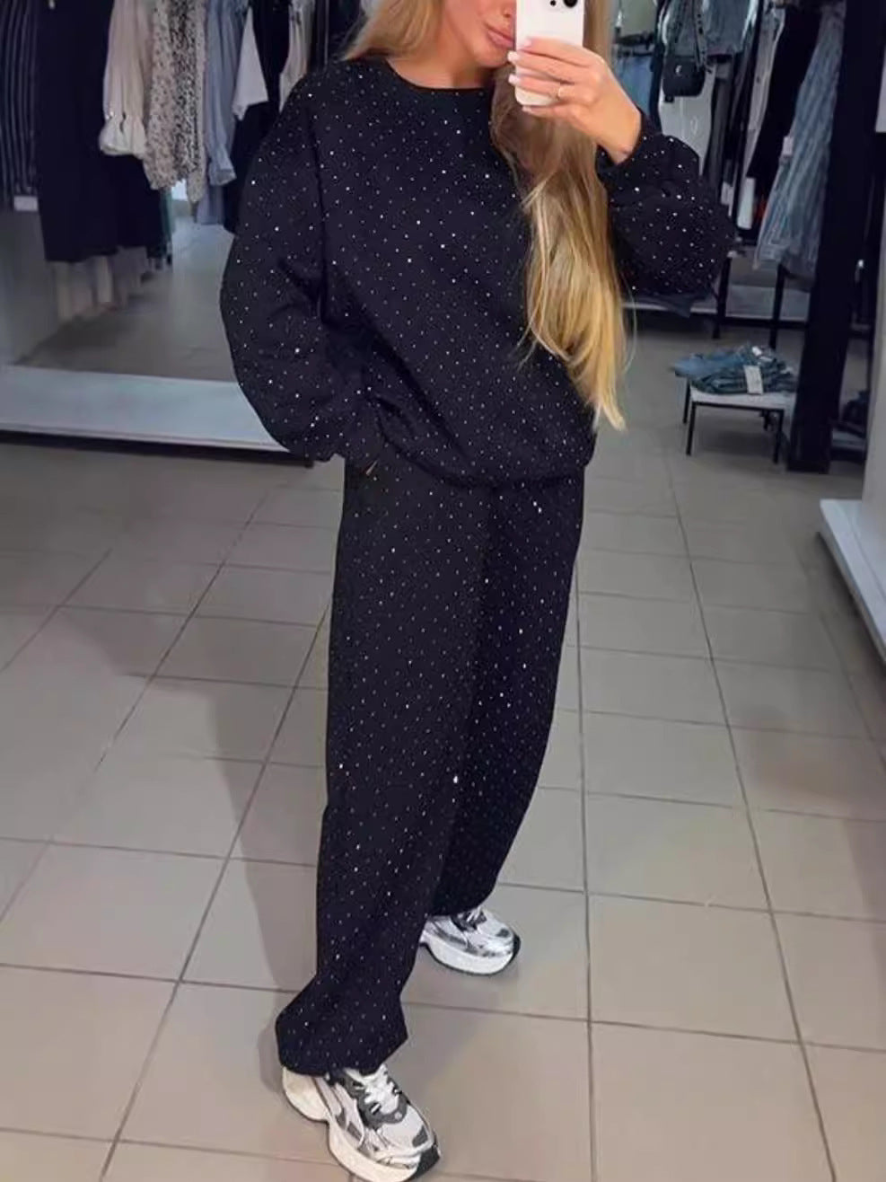 Damer Lättsökt fritidsdräkt med modernt prickdesign Mirla-Eva Jonsson