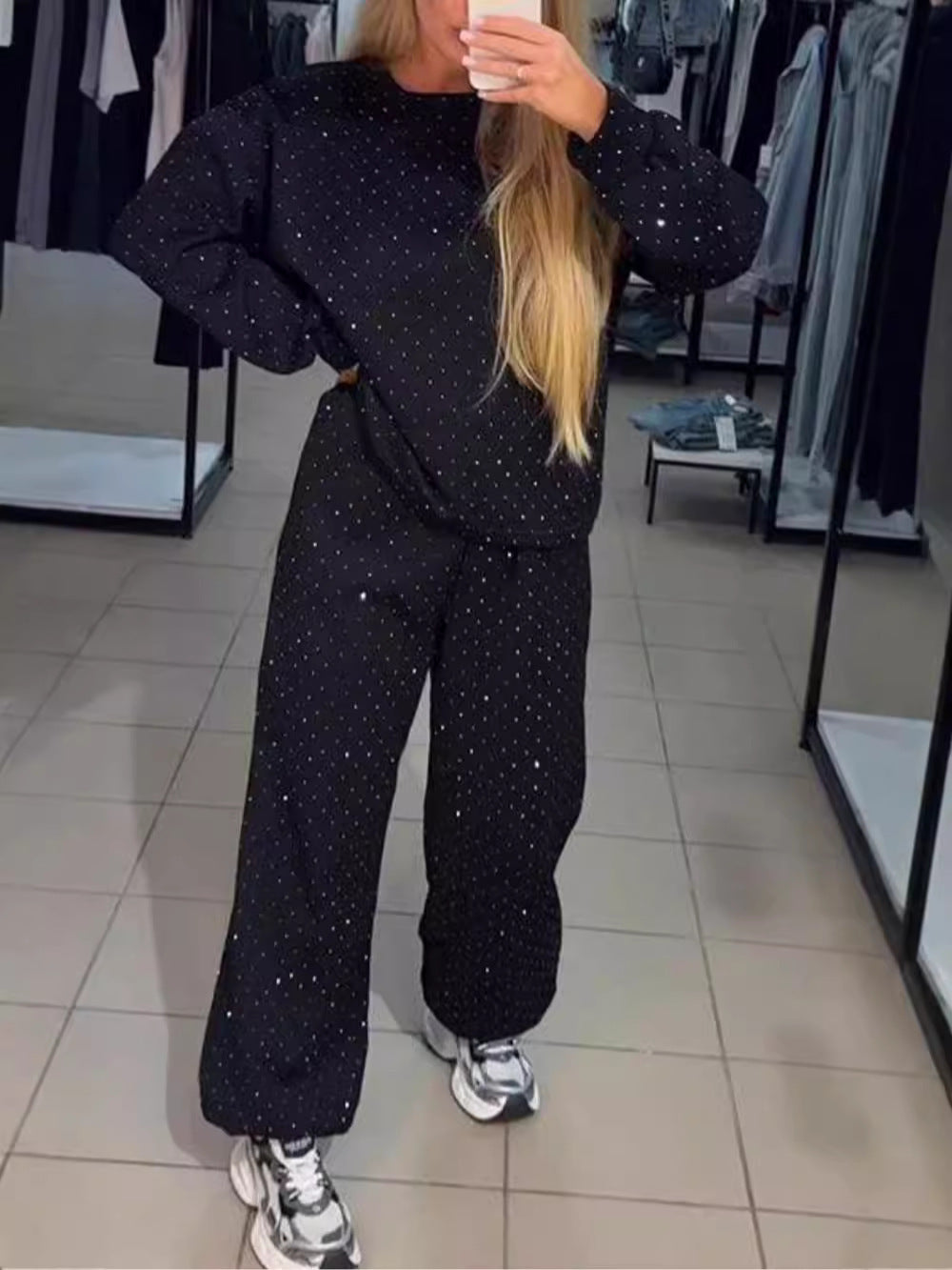 Damer Lättsökt fritidsdräkt med modernt prickdesign Mirla-Eva Jonsson