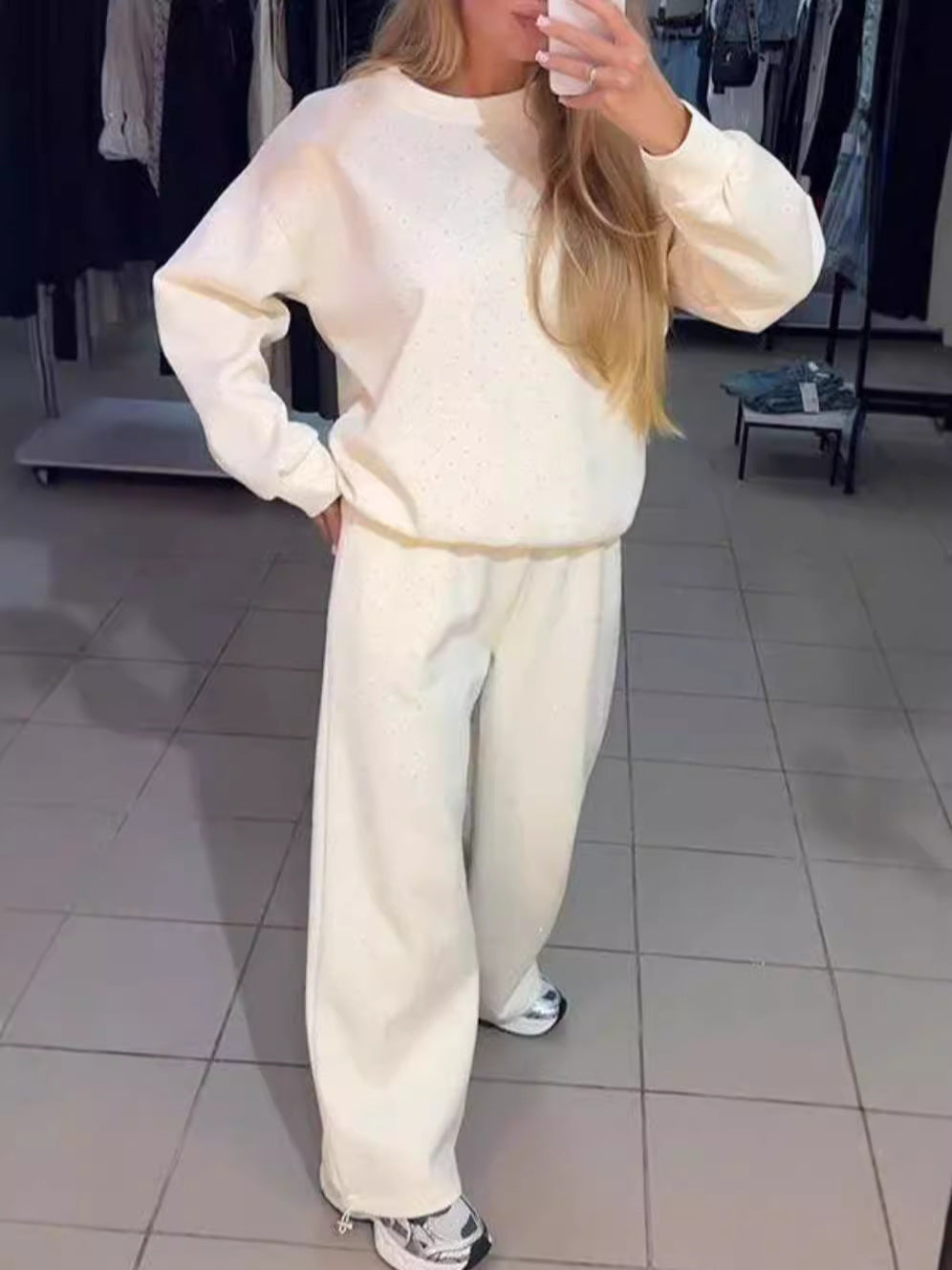 Damer Lättsökt fritidsdräkt med modernt prickdesign Mirla-Eva Jonsson