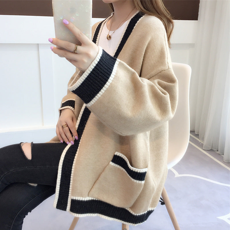Damer Lättstickad Cardigan med Attraktiva Kontrastkanter och Praktiska Fickor Mirla-Eva Jonsson