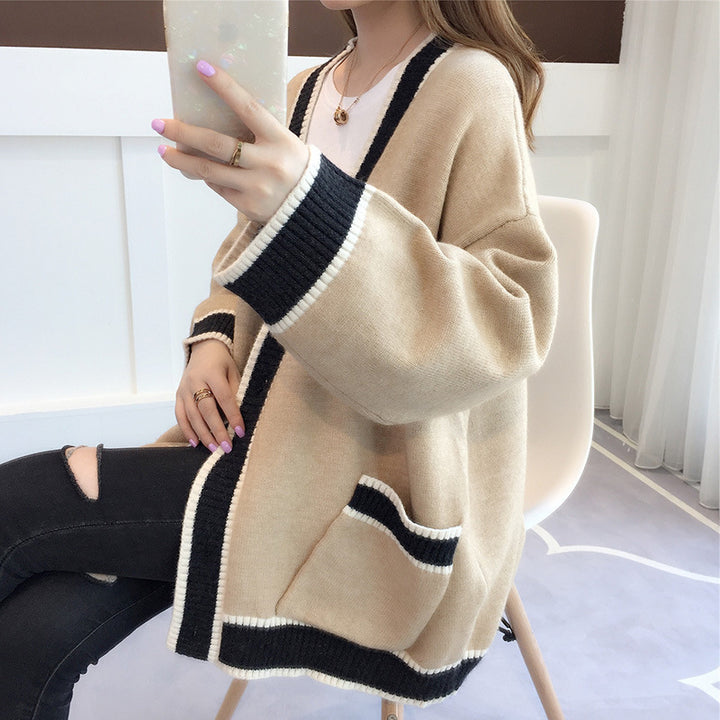 Damer Lättstickad Cardigan med Attraktiva Kontrastkanter och Praktiska Fickor Mirla-Eva Jonsson