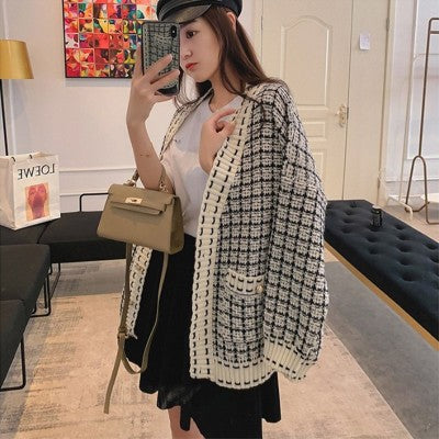 Damer Lättstickad cardigan i modern rutmönster med oversized passform Eva Jonsson-Eva Jonsson