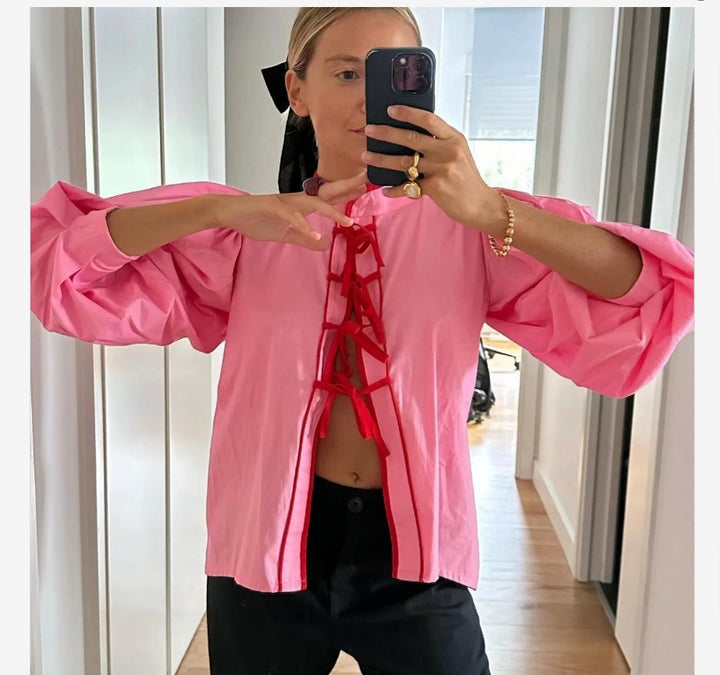 Damer Leken blus med volangdetaljer och dragsko Eva Jonsson-Eva Jonsson