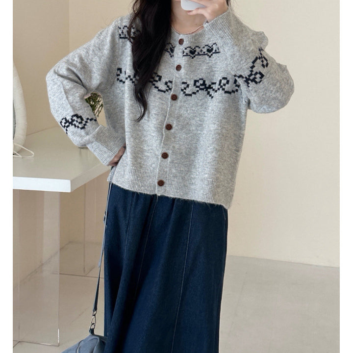 Damer Lekfull Stickad Kofta med Träknappar och Traditionella Mönster Mirla-Eva Jonsson