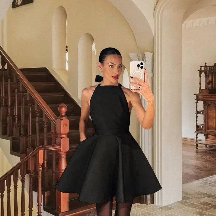 Damer Lekfull cocktailklänning med svängande kjol och öppen ryggutskärning Eva Jonsson-Eva Jonsson