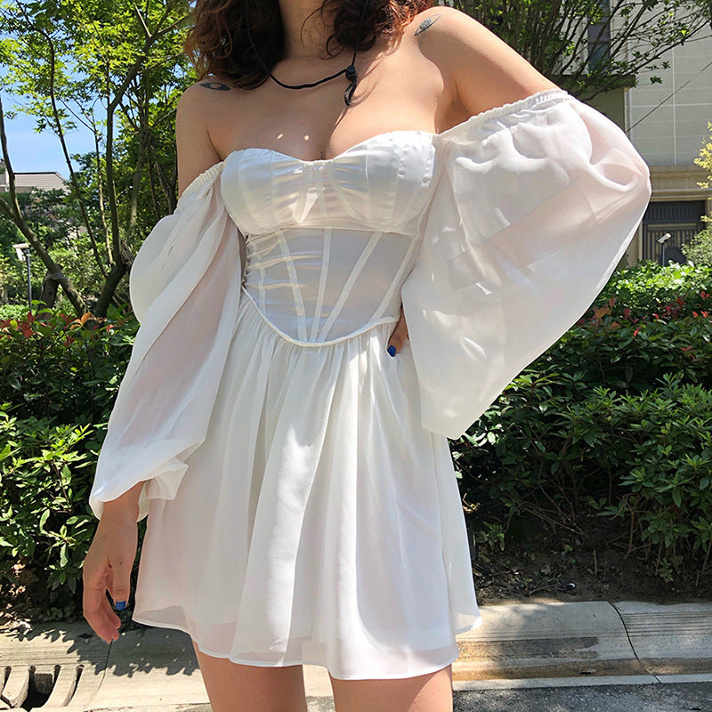 Damer Lekfull miniklänning med elegant bustier-overdel och voluminösa ärmar Mirla-Eva Jonsson