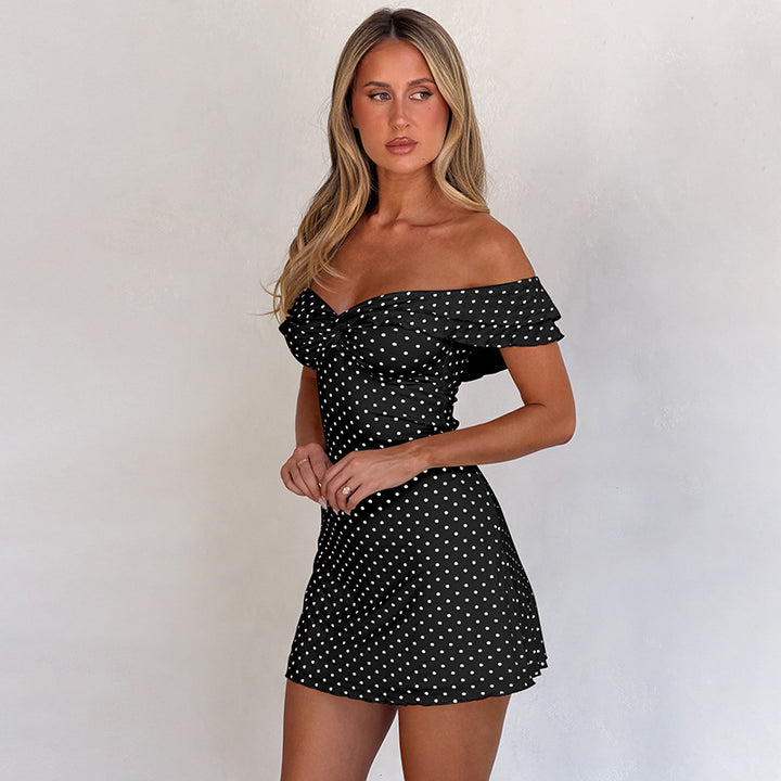 Damer Lekfullt prickigt cocktailklänning med off-shoulder design och volangdetaljer Mirla-Eva Jonsson