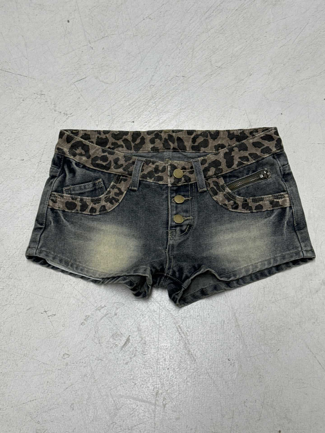 Damer Leopardmönstrade Denimshorts med knappdetaljer och elastisk midja Mirla-Eva Jonsson