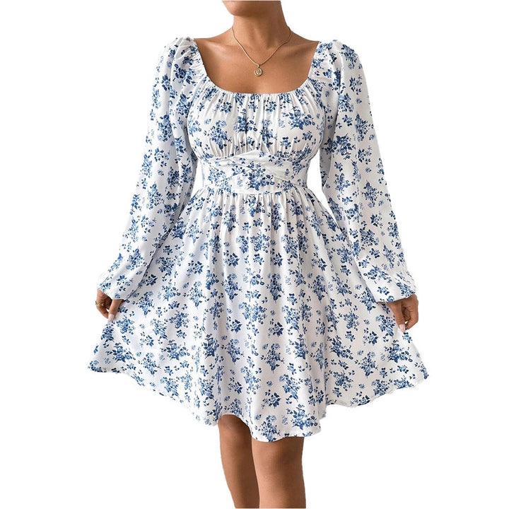 Damer Luftigt blommig klänning med elegant drapering och långa ärmar Mirla-Eva Jonsson