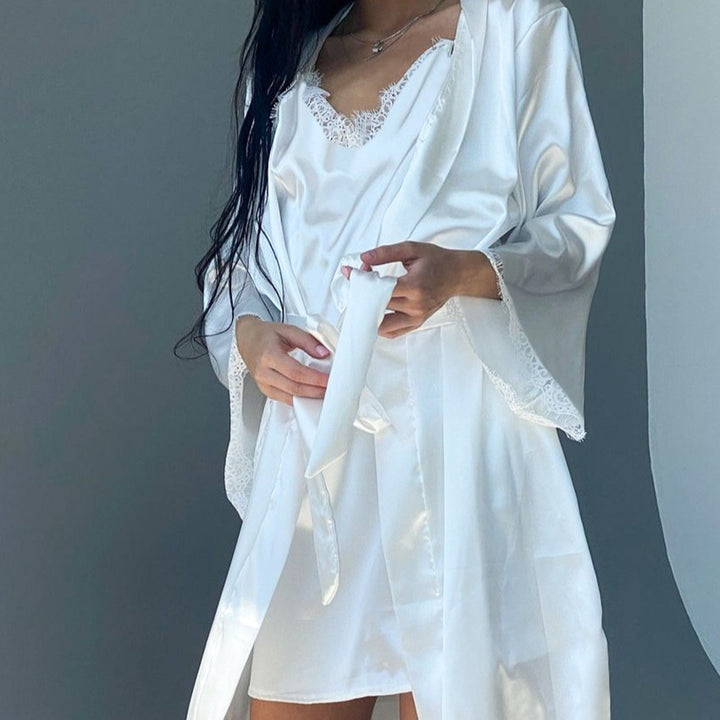 Damer Lyxigt Satinklänning med Spetsdetaljer och Kimono-Kappa Mirla-Eva Jonsson