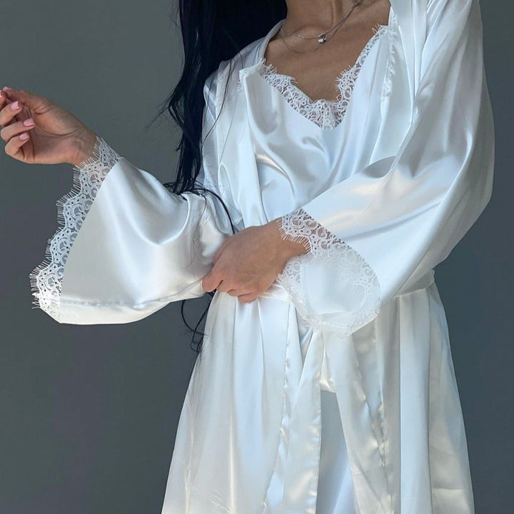 Damer Lyxigt Satinklänning med Spetsdetaljer och Kimono-Kappa Mirla-Eva Jonsson