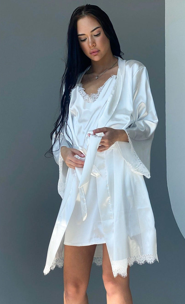 Damer Lyxigt Satinklänning med Spetsdetaljer och Kimono-Kappa Mirla-Eva Jonsson