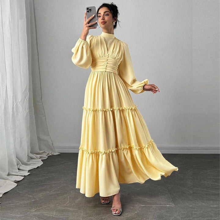 Damer Maxi Klänning med Eleganta Volangdetaljer och Samlad Topp-Eva Jonsson