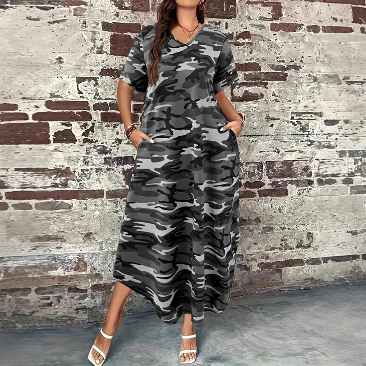 Damer Maxi-klänning med modern kamouflage-design och praktiska fickor Mirla-Eva Jonsson