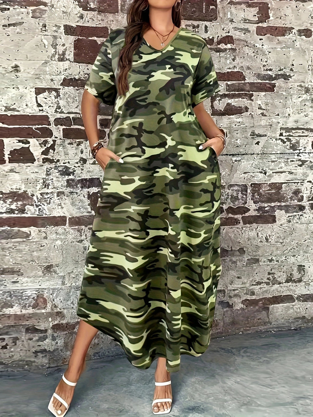 Damer Maxi-klänning med modern kamouflage-design och praktiska fickor Mirla-Eva Jonsson