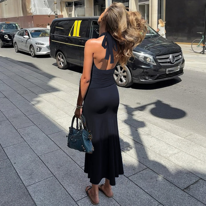 Damer Maxi-klänning med snygg halterneck och raffinerad drapering Mirla-Eva Jonsson
