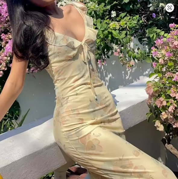 Damer Maxiklänning med Fint Blommönster och Feminin Volangdesign Mirla-Eva Jonsson