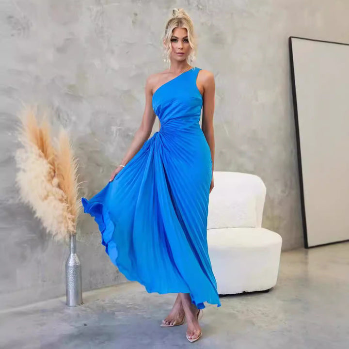 Damer Maxiklänning med Fint Fållverk och Asymmetrisk Design Mirla-Eva Jonsson