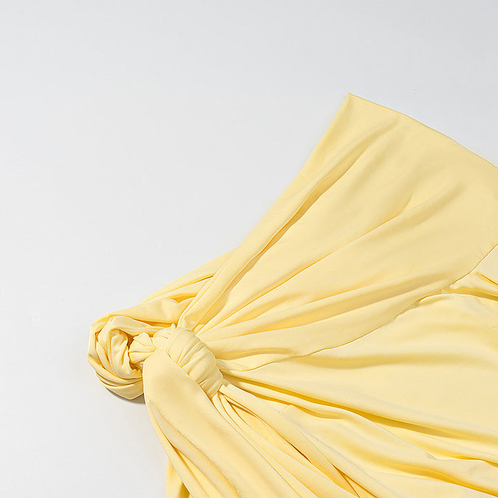 Damer Maxiklänning med asymmetrisk drapering och elegant axeldesign Mirla-Eva Jonsson