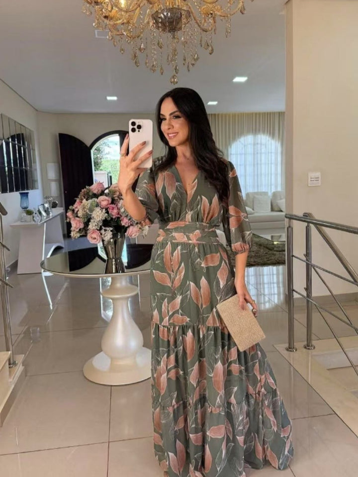 Damer Maxiklänning med blommigt mönster och lätt V-hals Mirla-Eva Jonsson