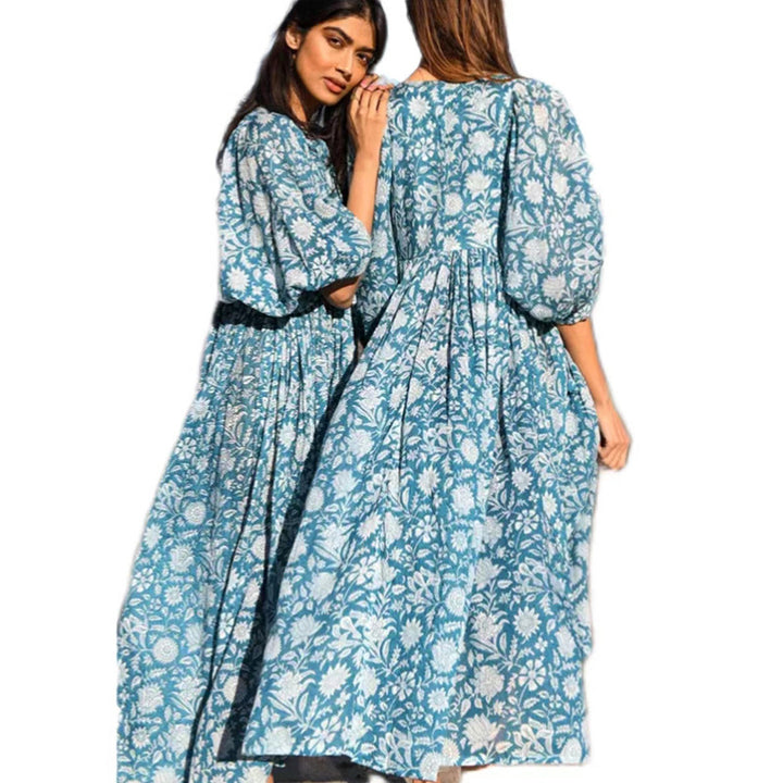 Damer Maxiklänning med elegant blommönster och sofistikerad knytdetalj Mirla-Eva Jonsson