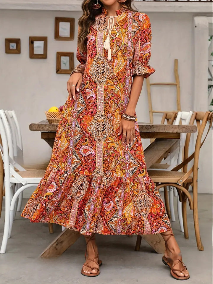 Damer Maxiklänning med lekfullt paisleymönster och volangdetaljer Mirla-Eva Jonsson