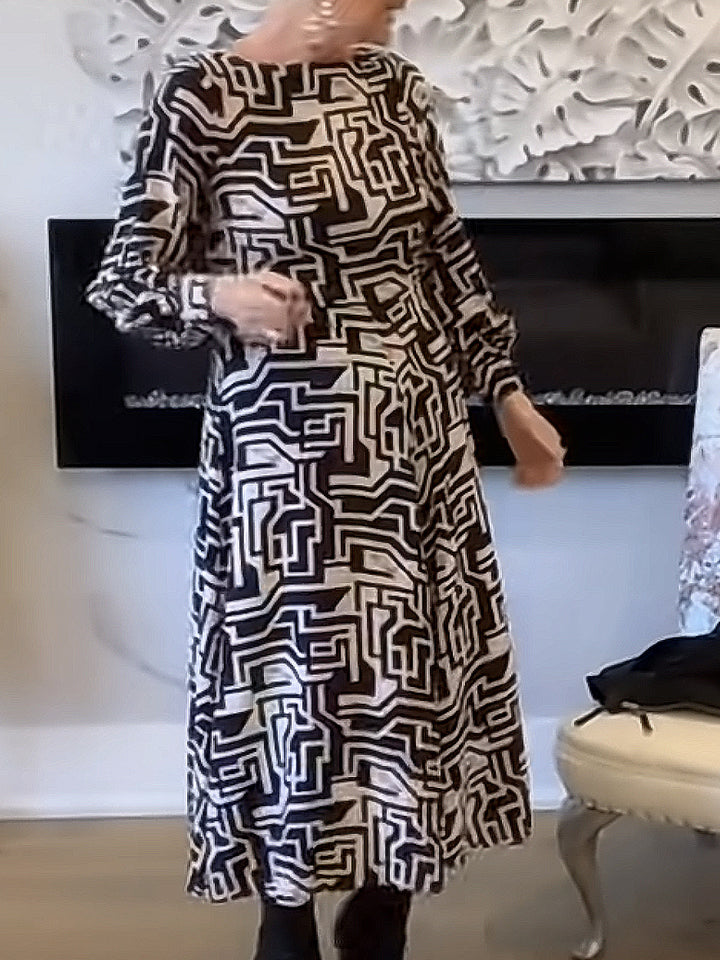 Damer Maxiklänning med modernt geometriskt mönster och smidig fall Mirla-Eva Jonsson