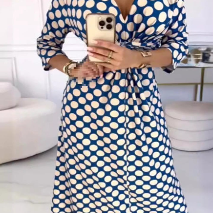 Damer Maxiklänning med modernt prickmönster och elegant omslagslook Mirla-Eva Jonsson
