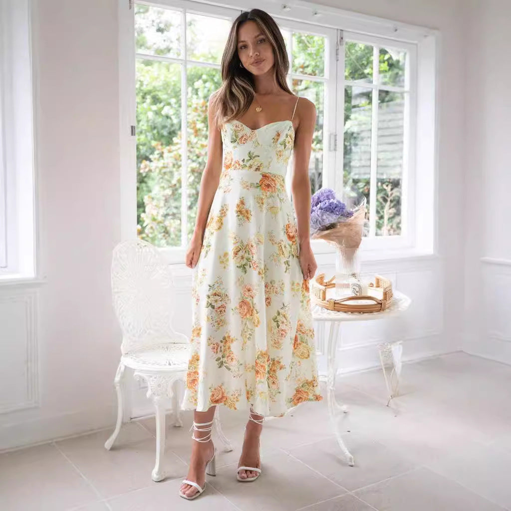 Damer Maxiklänning med ömt blommönster och modern skärning Mirla-Eva Jonsson
