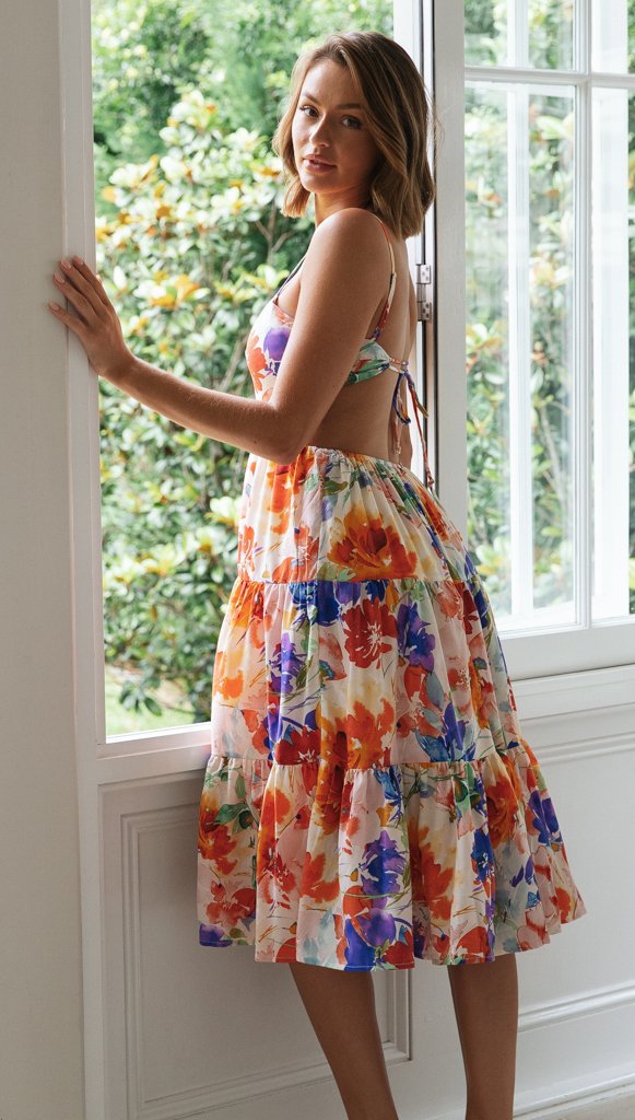 Damer Midi-Claudia klänning med lekfullt blommönster och flödande kjol Mirla-Eva Jonsson