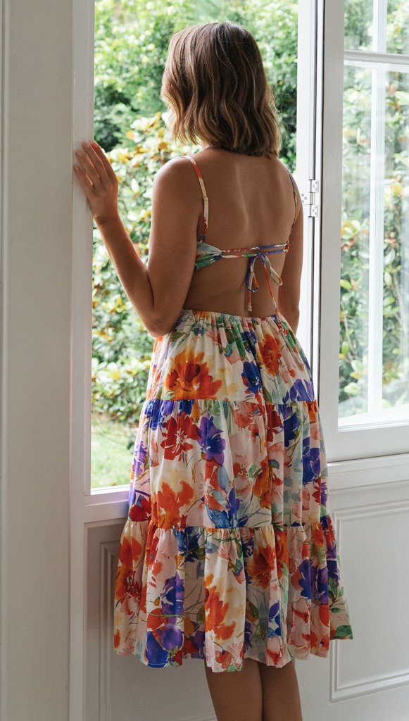 Damer Midi-Claudia klänning med lekfullt blommönster och flödande kjol Mirla-Eva Jonsson