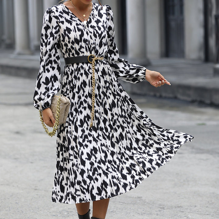 Damer Midi Klänning med Elegant V-Hals och Voluminösa Ärmar Mirla-Eva Jonsson