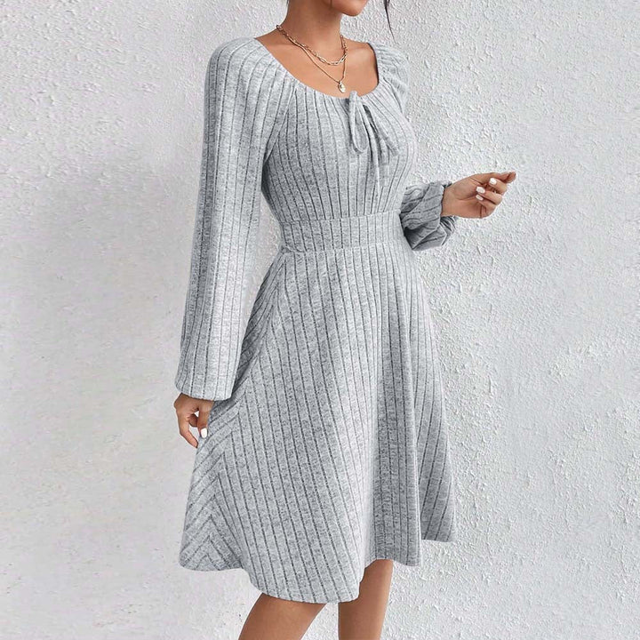 Damer Midi-klänning med elastiskt material och trendig rynkning Mirla-Eva Jonsson