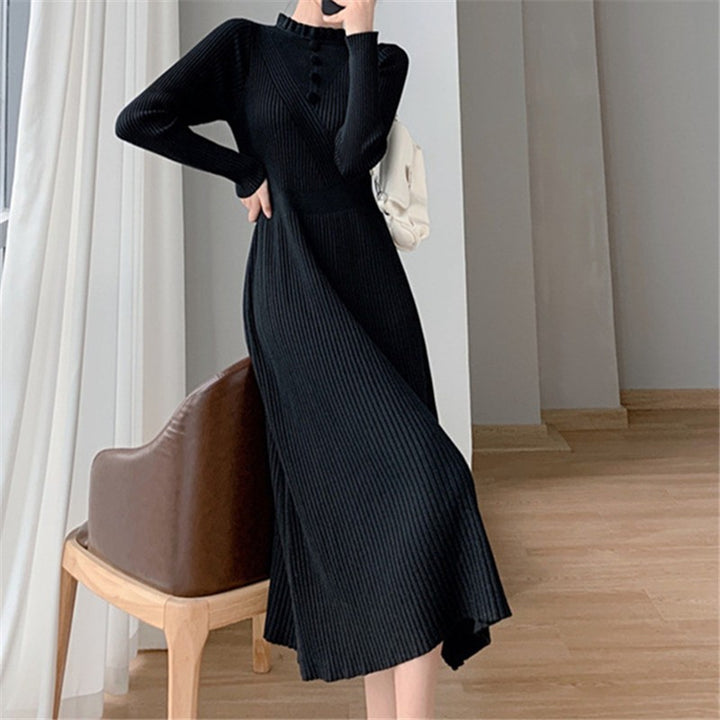 Damer Midi-stickad klänning med hög krage och knapppdetaljer Eva Jonsson-Eva Jonsson